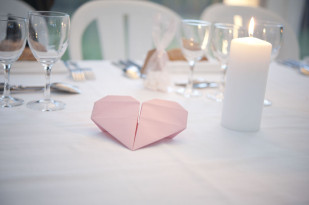 ©Solveig et Ronanphotographes - Mariage pastel a la  campagne - La mariee aux pieds nus